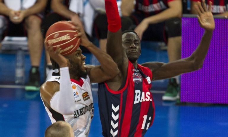 El jugador norteamericano del equipo venezolano Guaros de Lara, Damion James entra a canasta ante el jugador senegalés del Baskonia, Ilimane Diop.