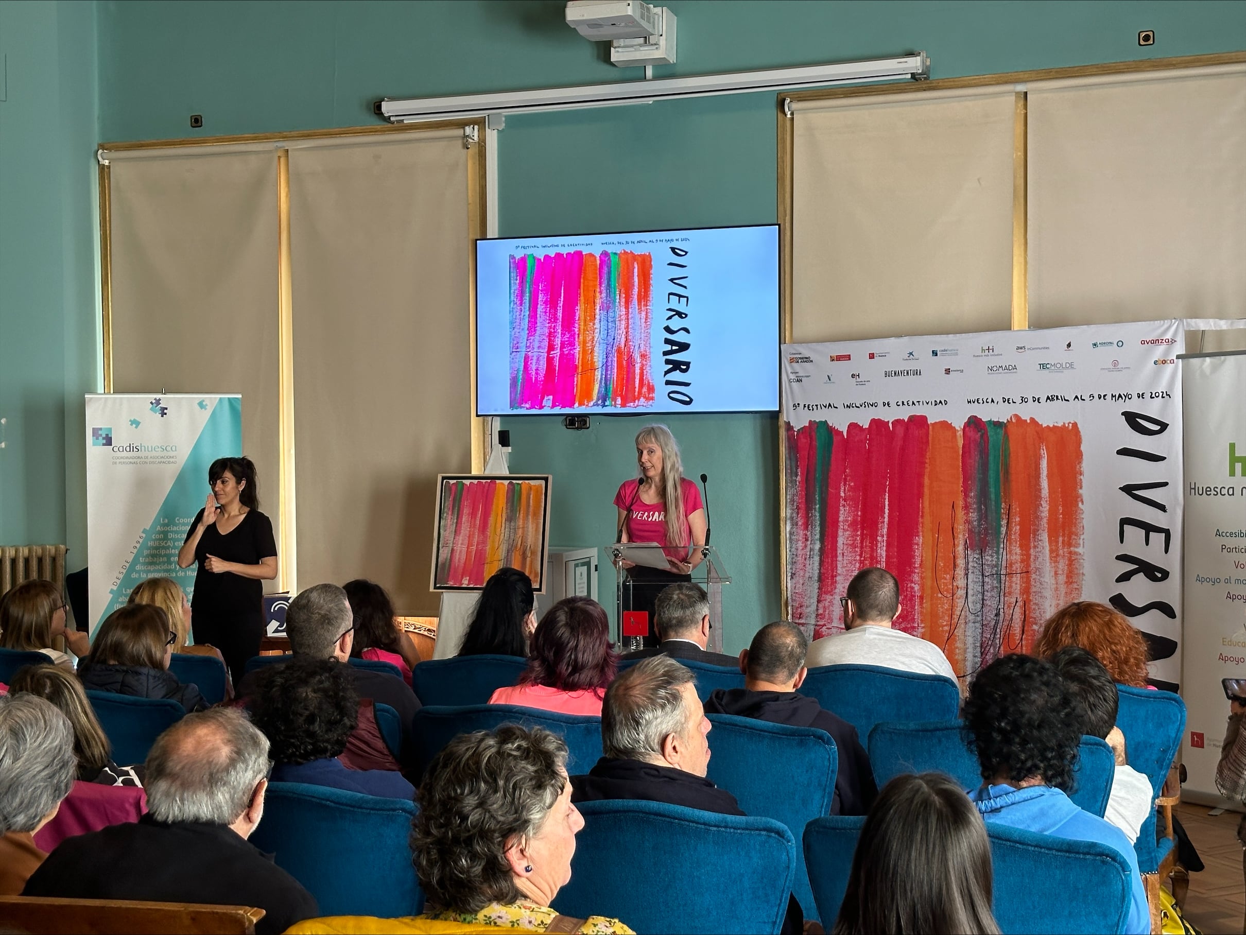 Marta Peña Naveda, gerente de CADIS Huesca, presentaba la nueva edición de Diversario en el Salón Azul del Casino de Huesca.