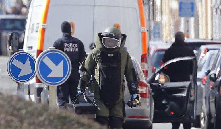 Un artificiero camina por el distrito de Schaerbeek de Bruselas (Bélgica) durante una operación policial