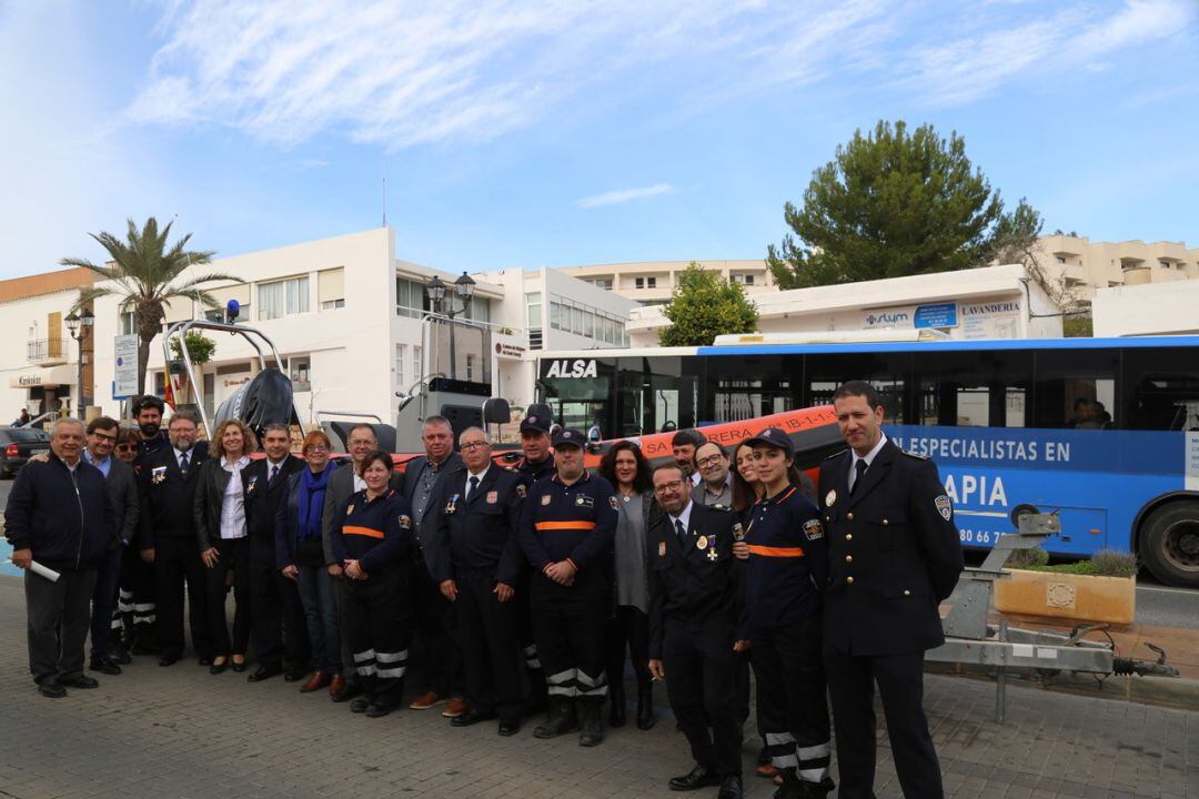 Imagen de los voluntarios de Protección Civil con los representantes municipales