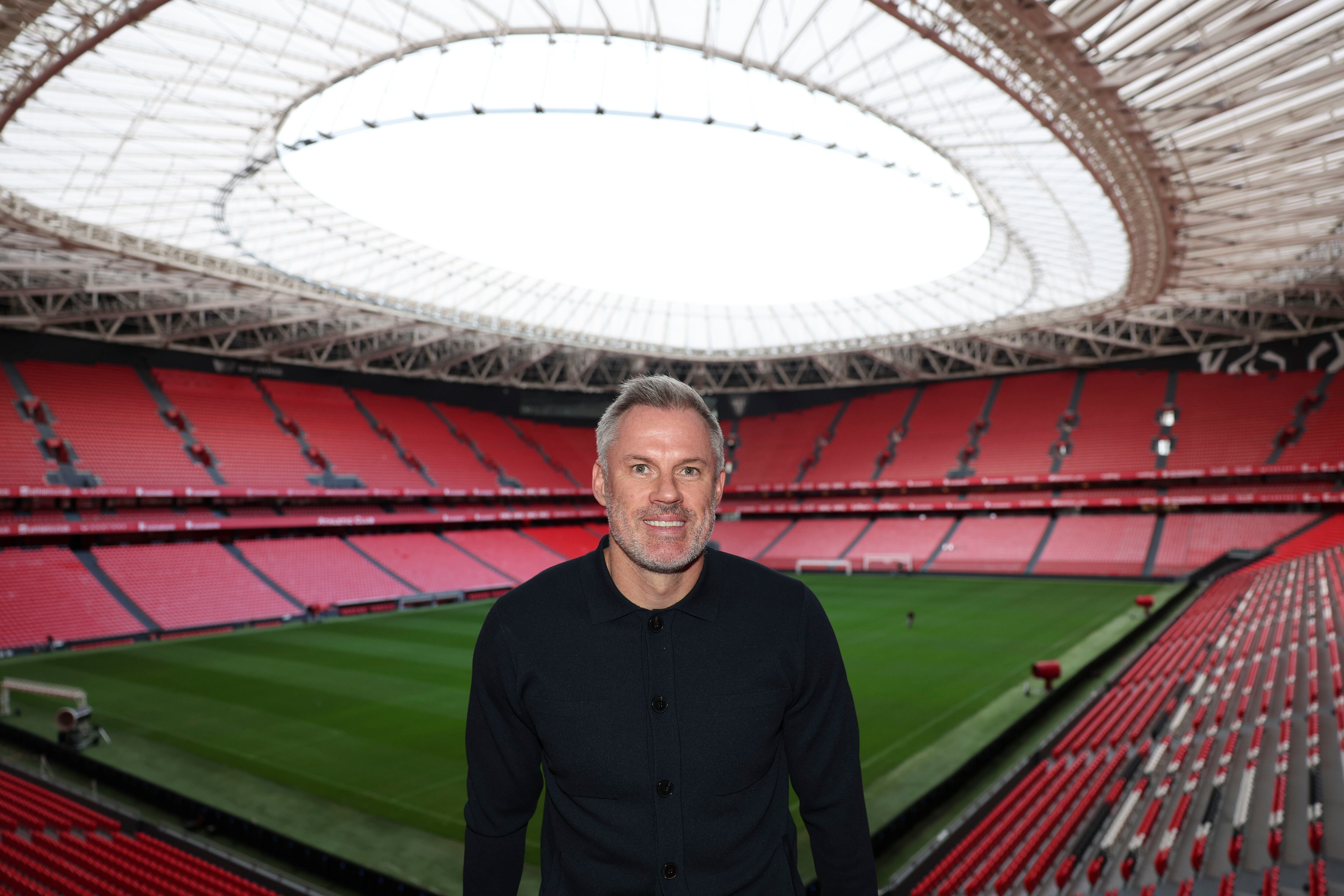 BILBAO, 22/09/2025.- El exfutbolista inglés Jamie Carragher, leyenda del Liverpool FC posa en el campo del Athletic Club San Mamés, donde el club bilbaino le ha concedido el premio One Club Award 2025. EFE/Luis Tejido