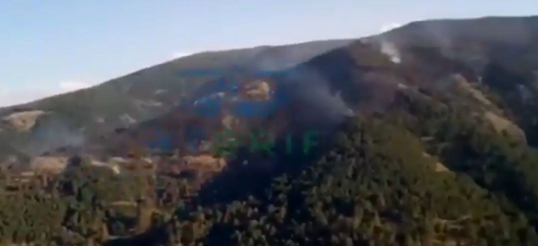 Imagen aérea de la zona afectada por el fuego, a última hora de la tarde del Domingo 