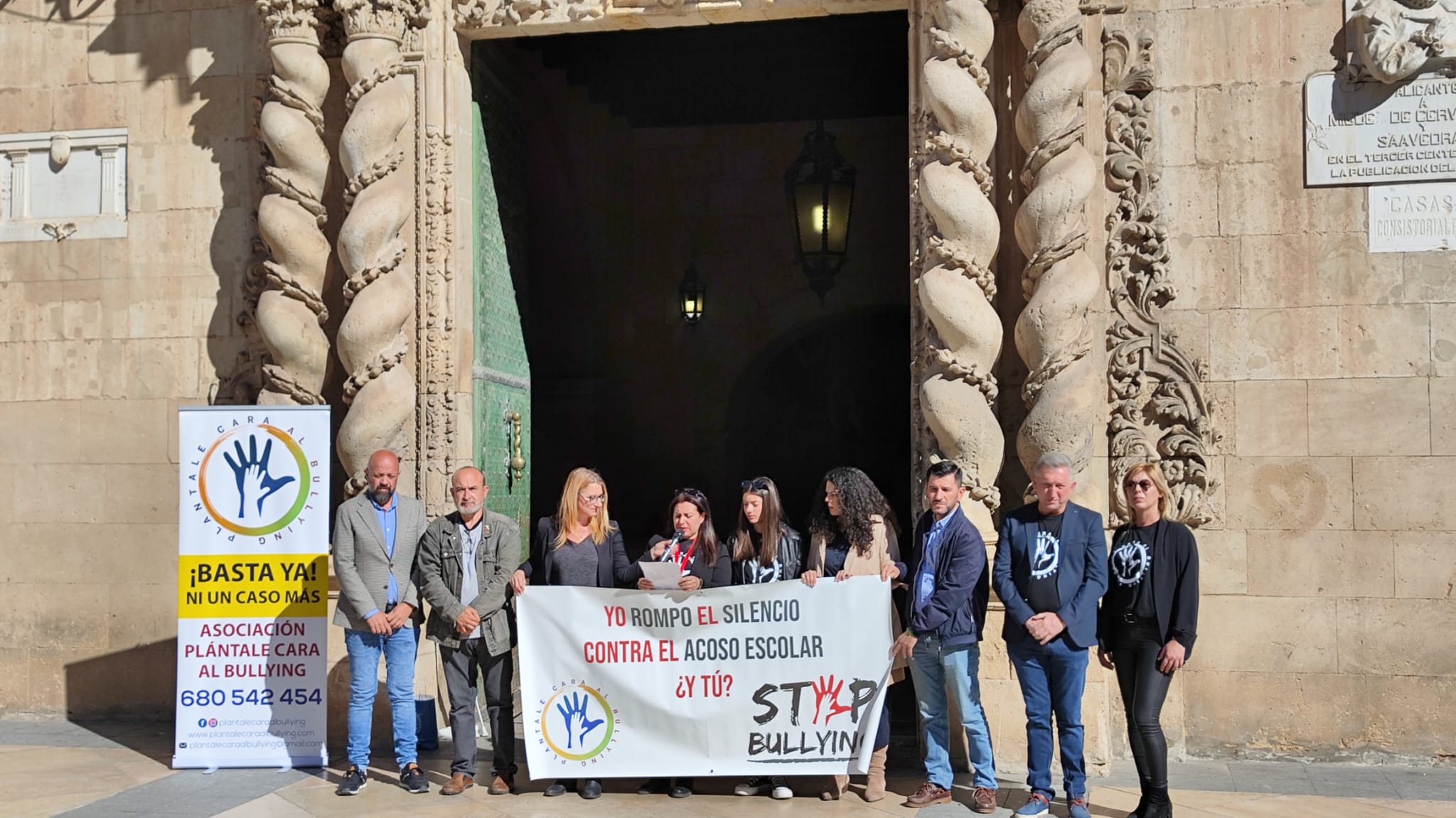 La presidenta de la asociación Plántale cara al bullying lee un manifiesto durante el acto contra el acoso escolar en el Ayuntamiento de Alicante