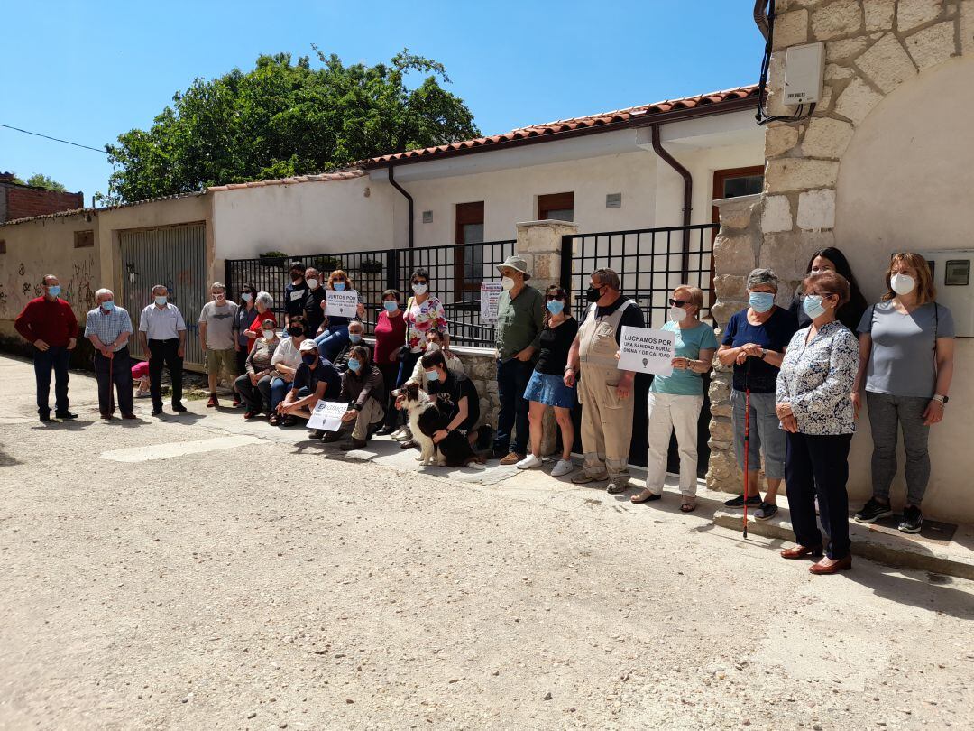 Los vecinos de Sotillo portaban carteles reivindicando una Sanidad pública de calidad en el medio rural