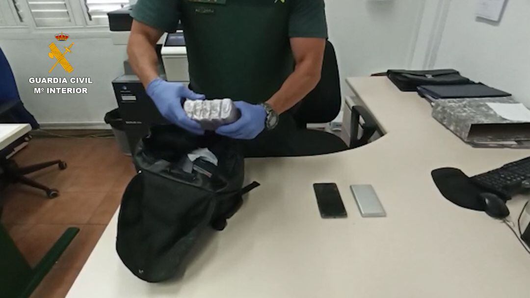 Parte de la droga interceptada en un bolso de uno de los detenidos en Órzola.