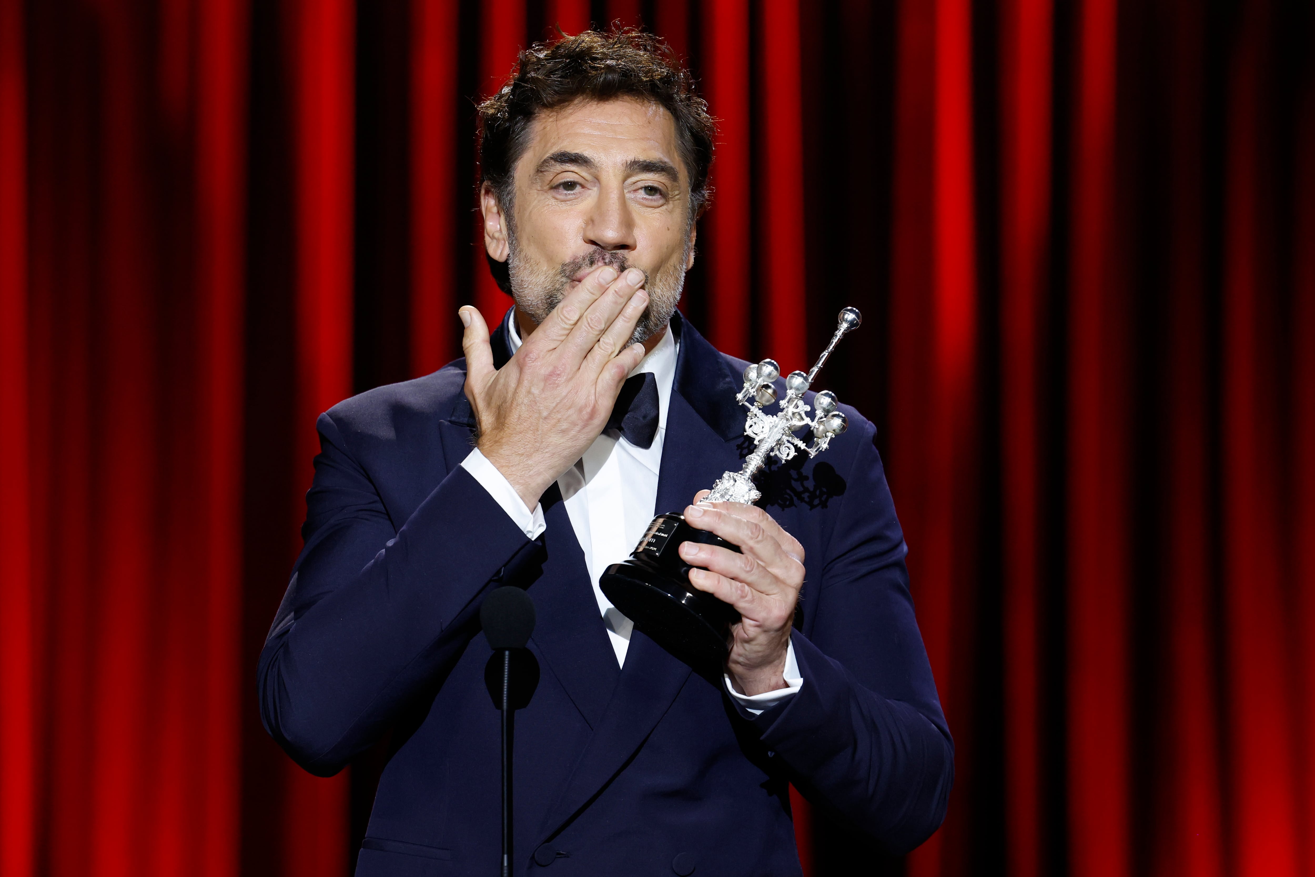 El actor Javier Bardem recibe el Premio Donostia correspondiente a la edición de 2023 durante la gala de inauguración de la 72 edición del Festival Internacional de Cine de San Sebastián.