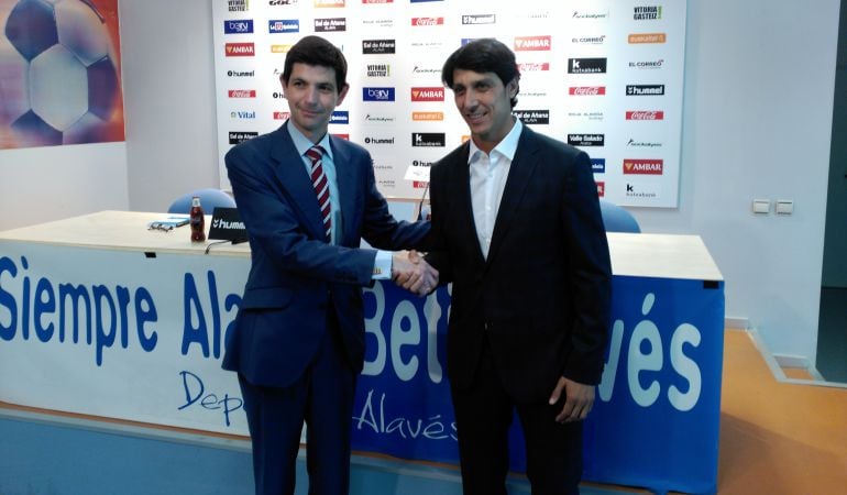 El presidente del Alavés, Alfonso Fernández de Trocóniz, estrecha la mano de Sergio Fernández en su presentación como director deportivo albiazul.