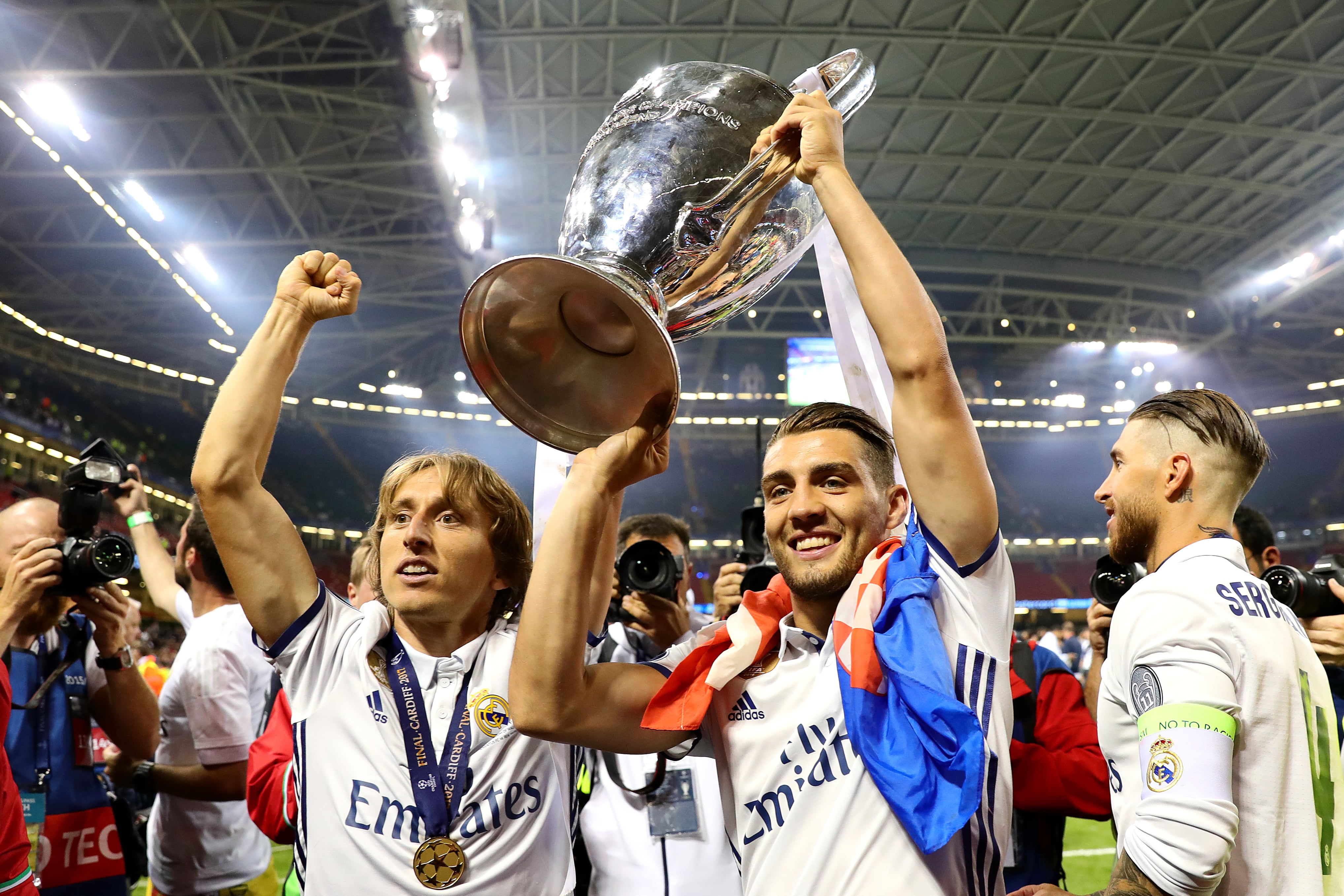 CARDIFF, WALES - JUNE 03: Modric y Kovacic levantando la Champions lograda ante la Juventus (Photo by Chris Brunskill Ltd/Getty Images)