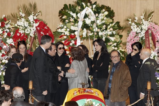 El Príncipe de Asturias junto a familiares y allegados de Paco de Lucía, en el Auditorio Nacional donde se encuentra instalada la capilla ardiente del guitarrista