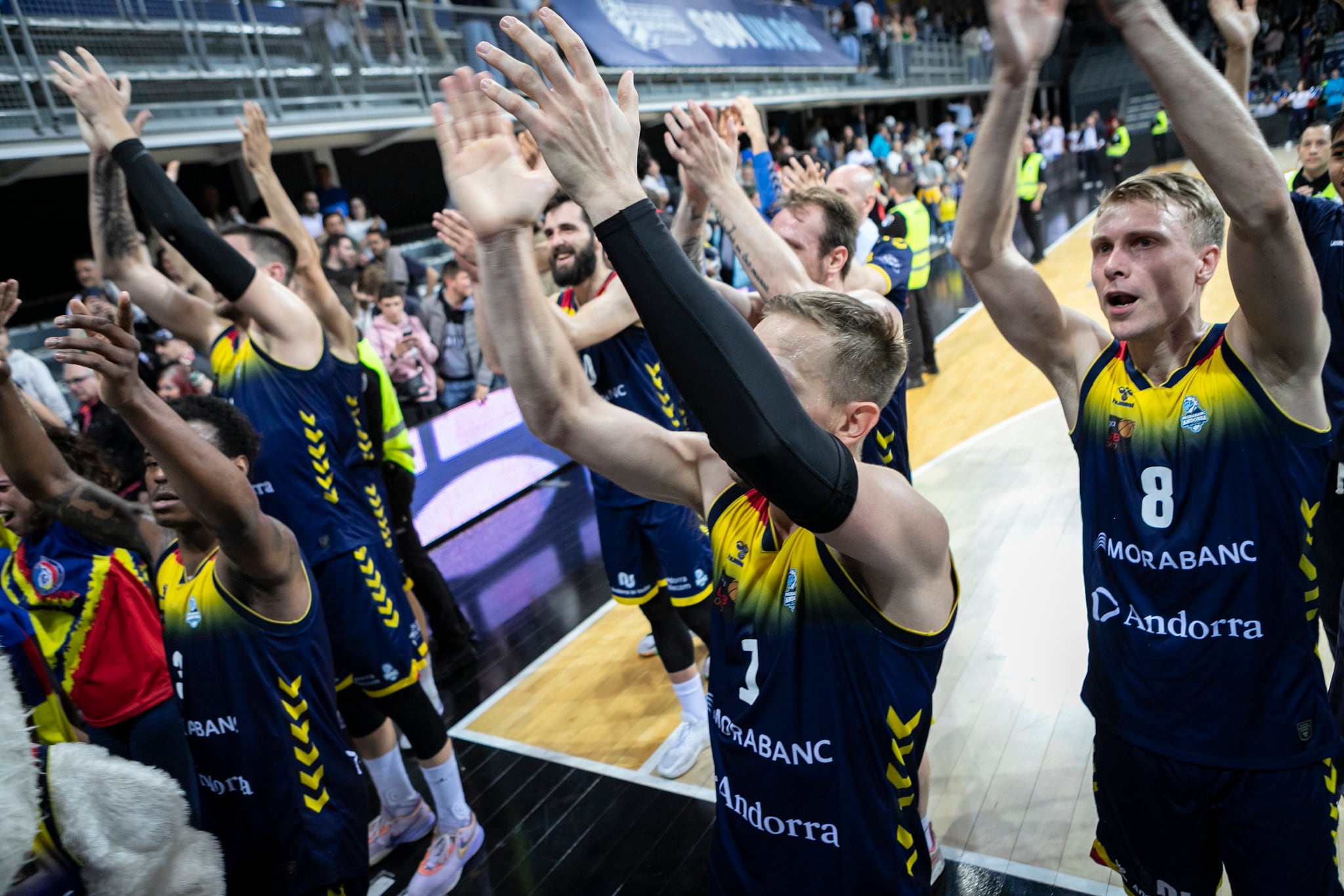 Els jugadors del MoraBanc celebren la victòria aconseguida davant l'Alacant.