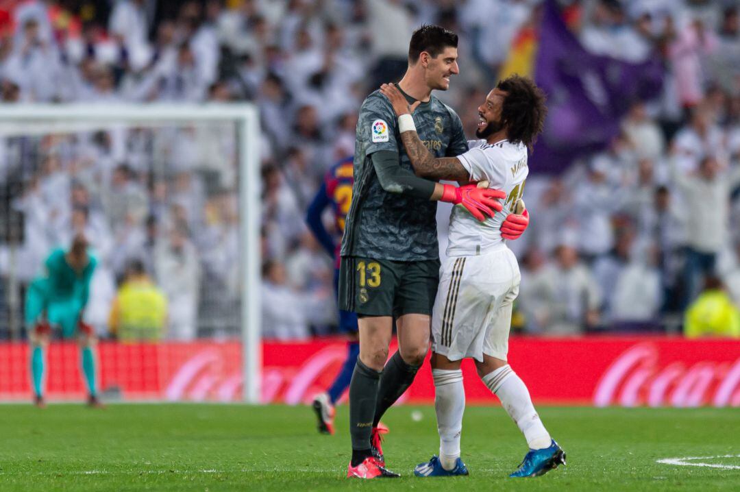 Courtois y Marcelo, en un Clásico entre el Real Madrid y el Barcelona.