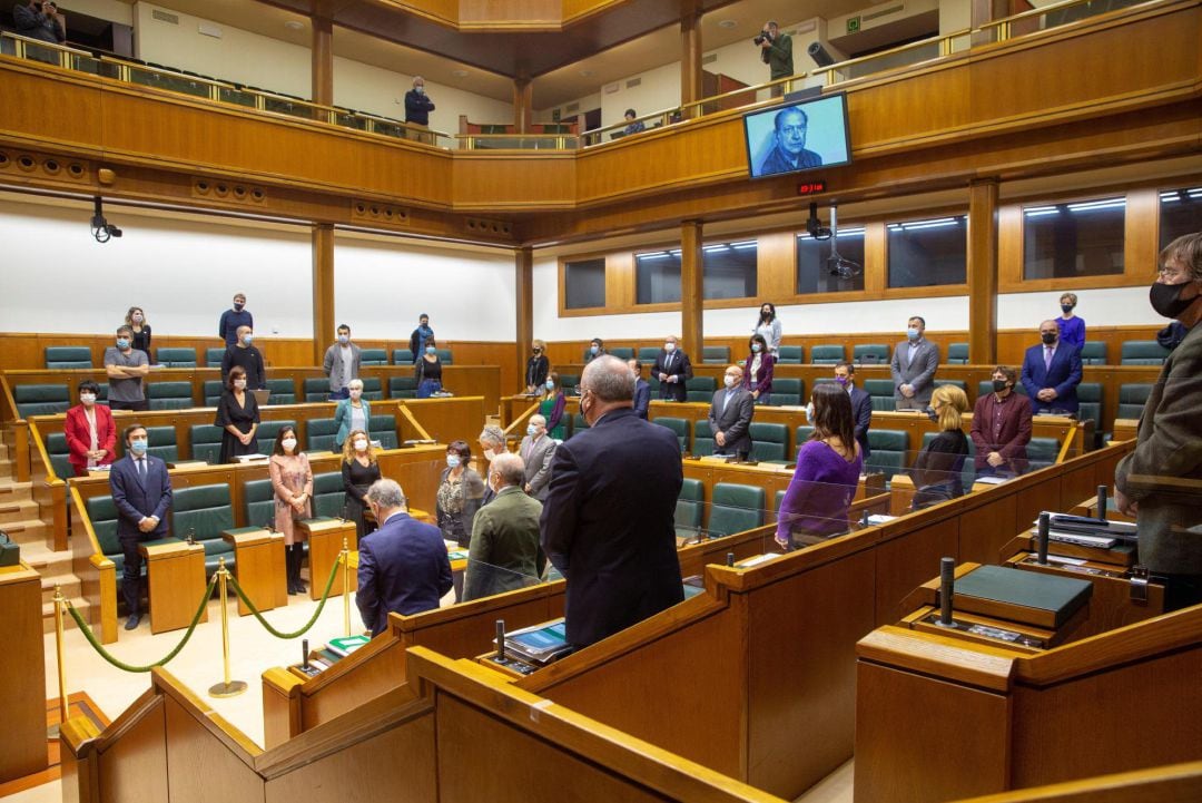 Los parlamentarios vascos de todos los grupos (PNV, EH Bildu, PSE-EE, Elkarrekin Podemos-IU, PP+CS y Vox) recuerdan este jueves en silencio y de pie en el salón de plenos al dirigente de Herri Batasuna Santiago Brouard, asesinado el 20 de noviembre de 1984 por los GAL.