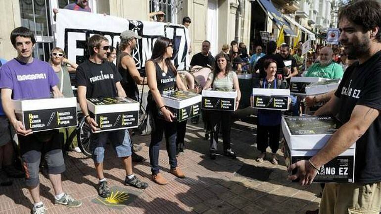 En marzo de 2015, miembros de la plataforma trasladaron en cajas al Parlamento vasco las firmas de la ILP contra el fracking.