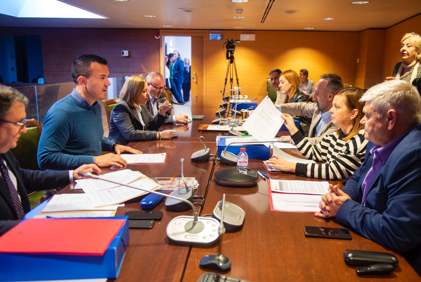 José Miguel Basset, a la derecha de la imagen, en la comisión no permanente de estudio de la DANA de la Diputación de Valencia donde respondió a las preguntas de los grupos políticos