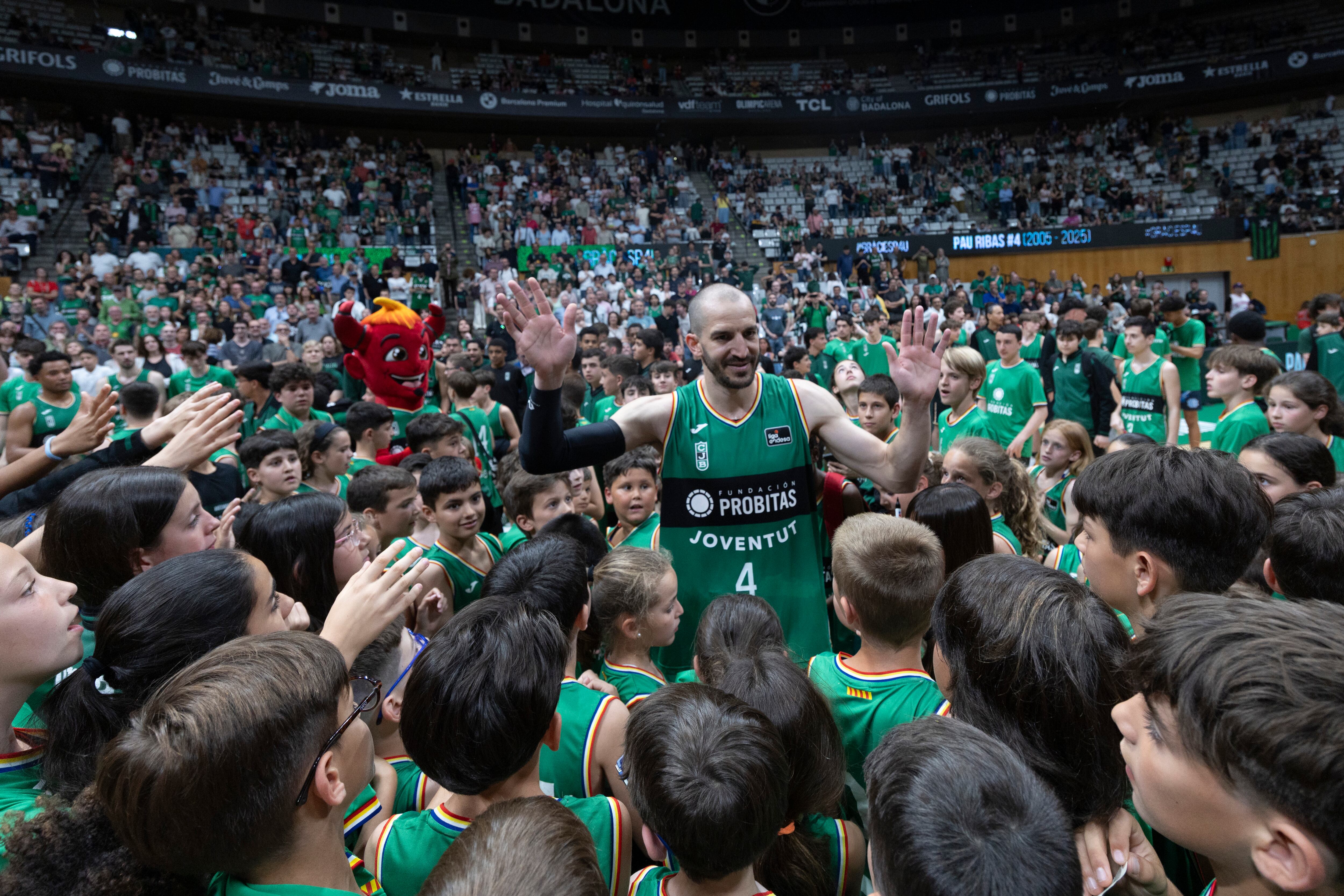 BADALONA (CATALUÑA), 24/05/2025.- El jugador del Joventut Badalona Pau Ribas saluda en el que ha sido su último partido de liga antes de su retirada en , homenaje realizado tras el partido ante este sábado, correspondiente de la jornada 33 de la liga Endesa en Badalona. EFE/ Marta Pérez