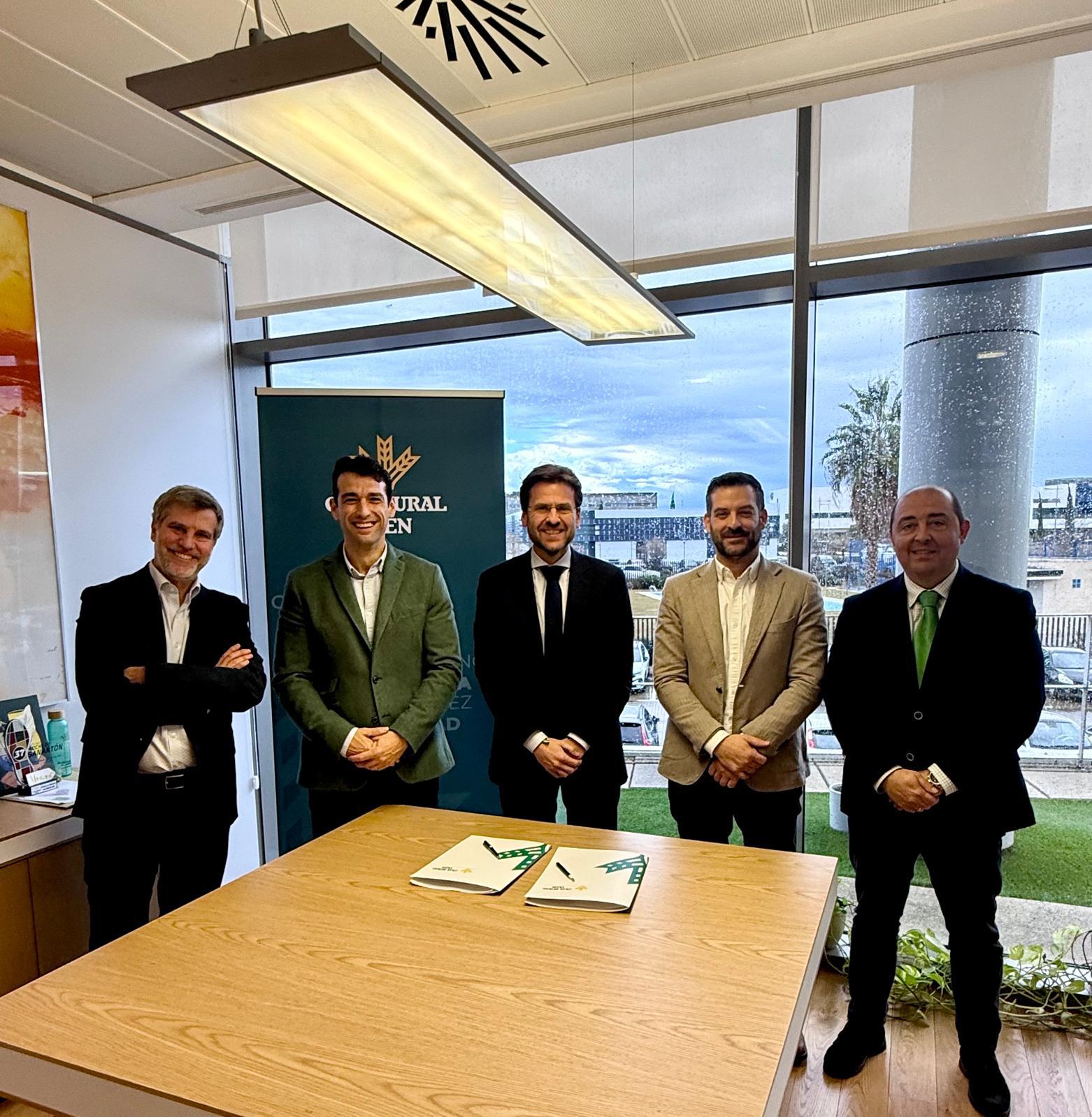 Daniel Millán (Responsable sostenibilidad de Caja Rural de Jaén), José Guirado (Comercial de Demetra Agritech), Álvaro Martínez (Director General Adjunto de Caja Rural de Jaén), Juan José Melero (responsable de Demetra Agritech) y Pablo Vidal Lozano (responsable de la PAC de Caja Rural de Jaén).