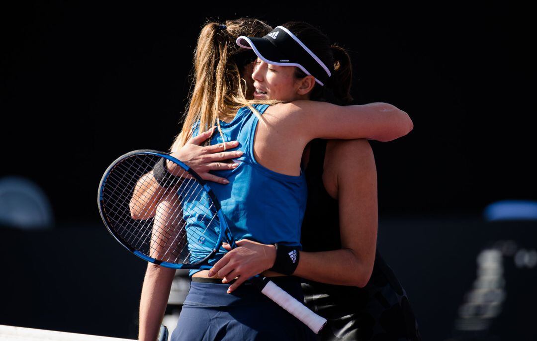 Badosa felicita a Muguruza al término del partido