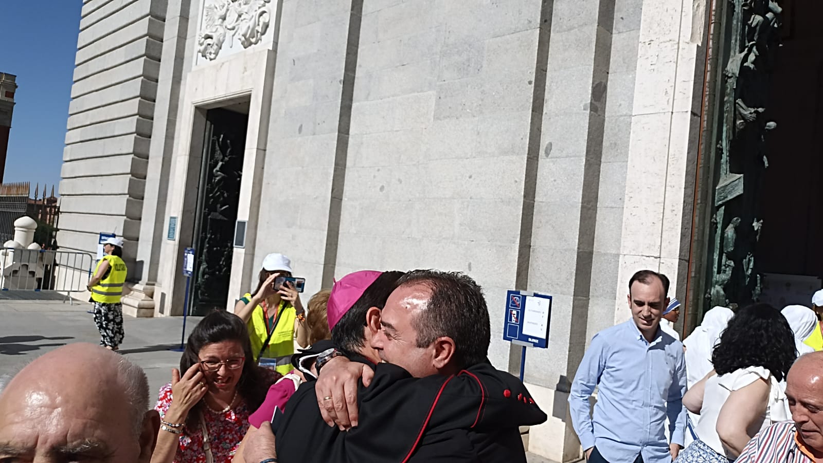 Abrazo entre el nuevo Arzobispo de Madrid, José Cobo y el alcalde de Sabiote, Luis Miguel López