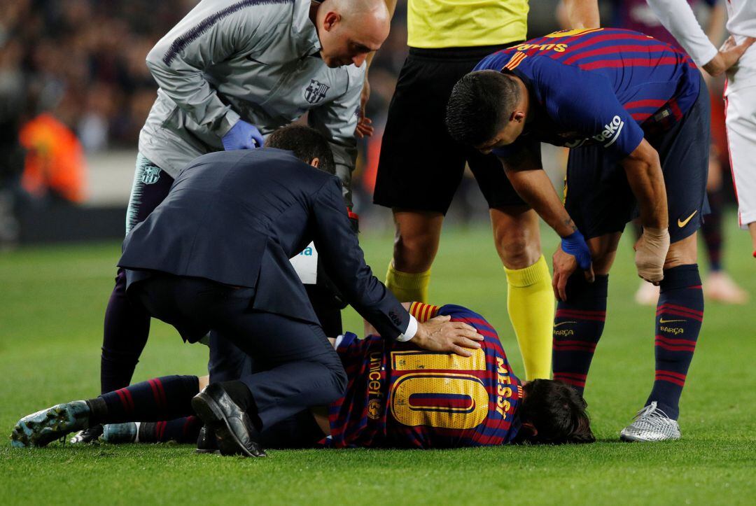 Messi se duele tras su caída