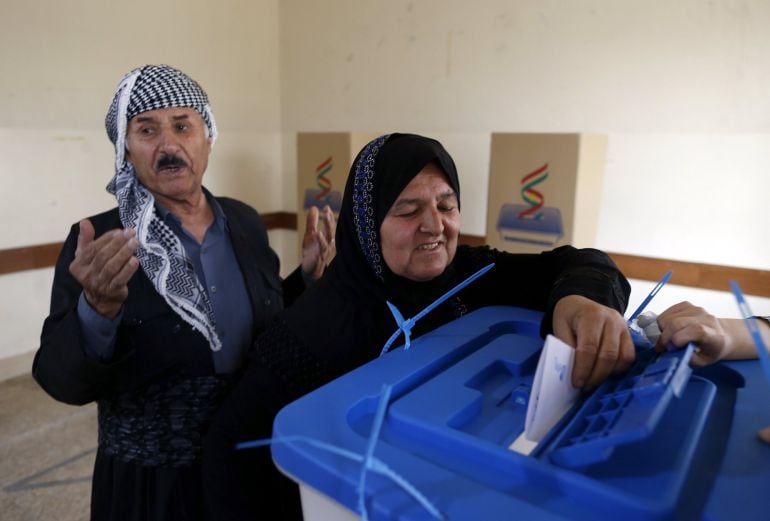  Una mujer kurda vota en el referéndum de independencia en un centro electoral en Erbil, en la región autónoma del Kurdistán iraquí, 