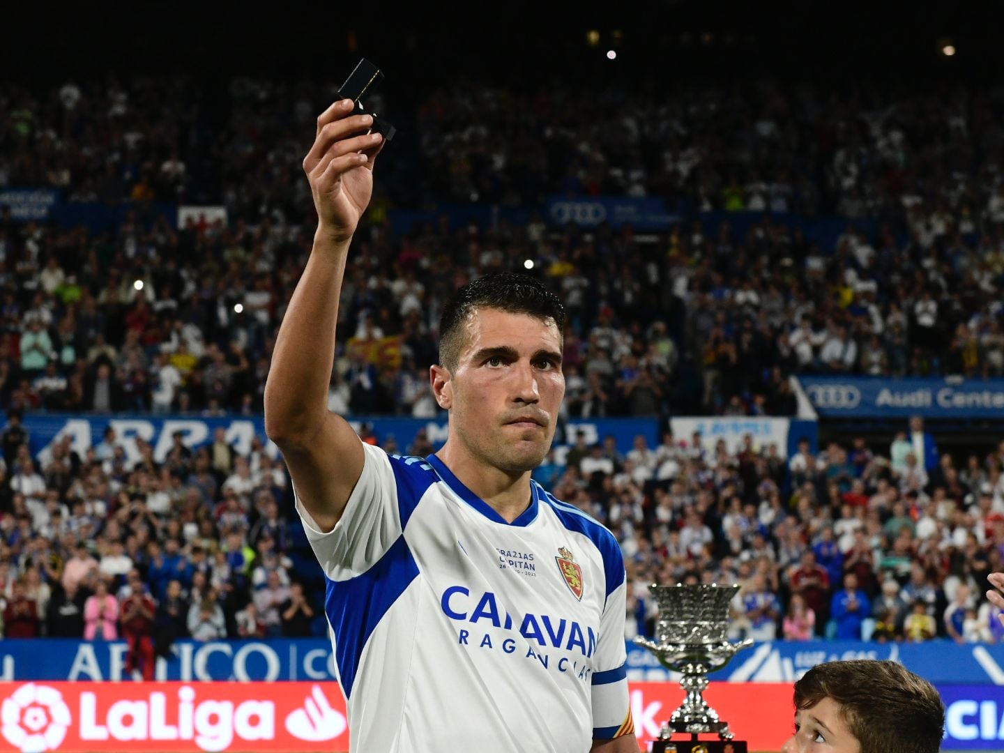 Zapater recibió la insignia de oro y brillantes del Real Zaragoza