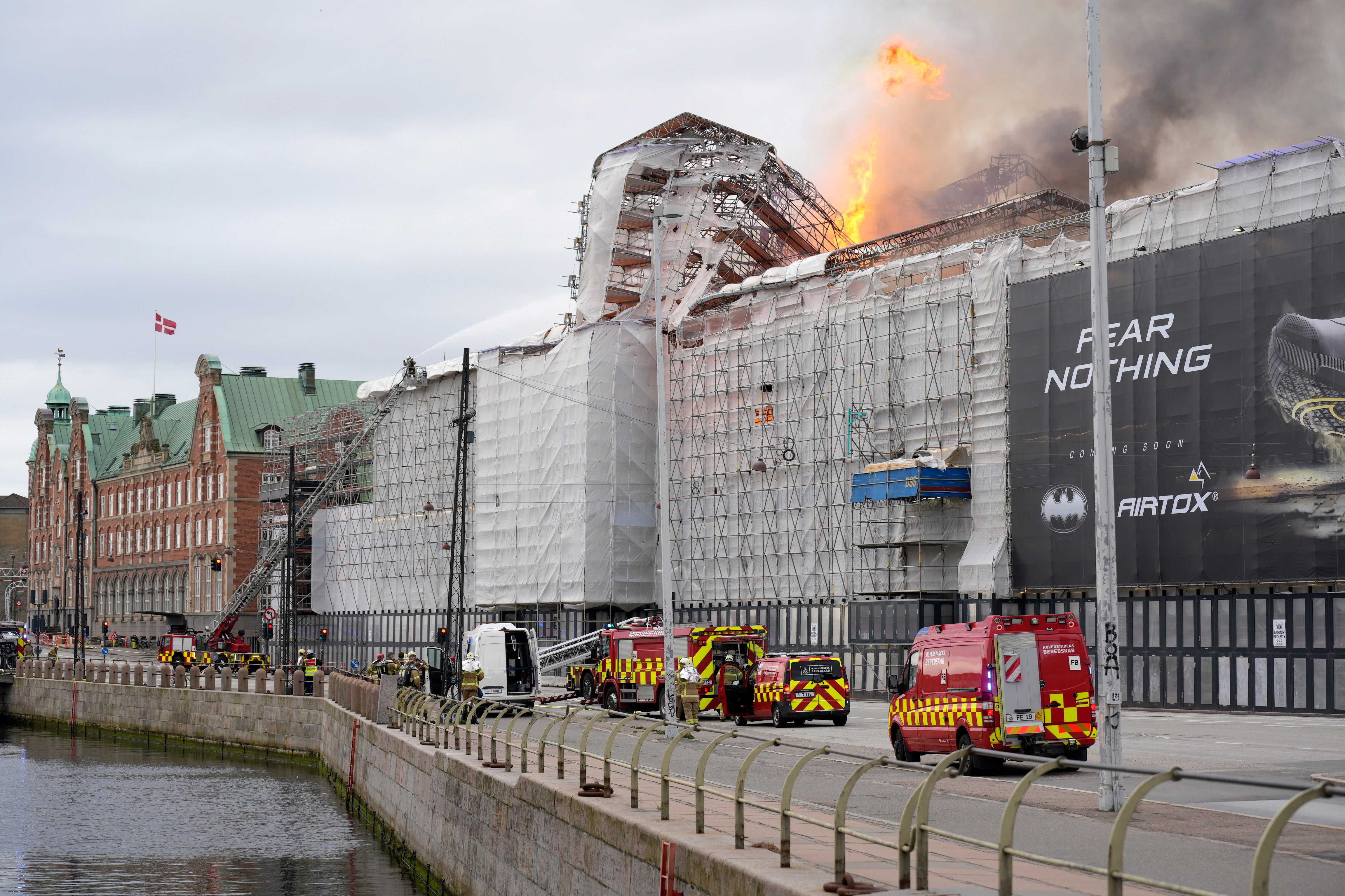 Un incendio arrasa el histórico edificio de la Bolsa de Copenhague.