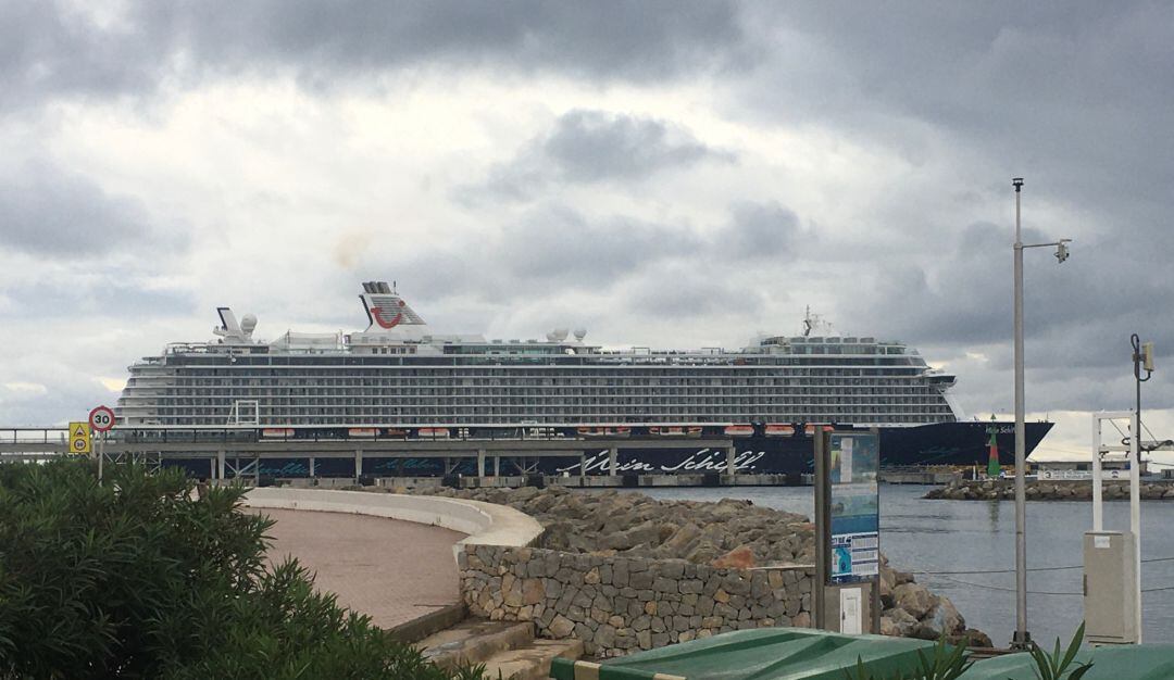 Imagen de archivo de un crucero en el puerto de Ibiza