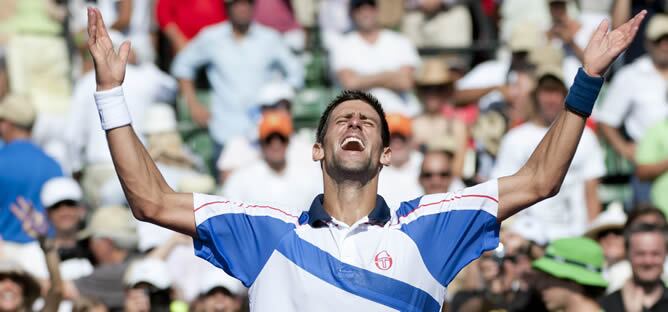 El tenista serbio Novak Djokovic celebra su victoria ante el español Rafael Nadal hoy, domingo 3 de abril de 2011, durante la final del Abierto Sony Ericsson en el Tennis Center en Crandon Park, Cayo Vizcaíno (EE.UU.). Djokovic, volvió a interponerse en l