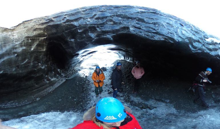 Las cuevas negras de Islandia es uno de los destinos únicos, de aventura y dostenible que nos propone gustoporviajar.com