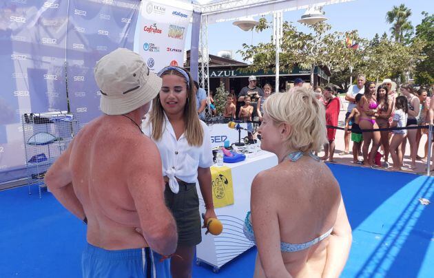 Nazaret Navarro charla con veraneantes madrileños que nos han contado su verano en Los Narejos