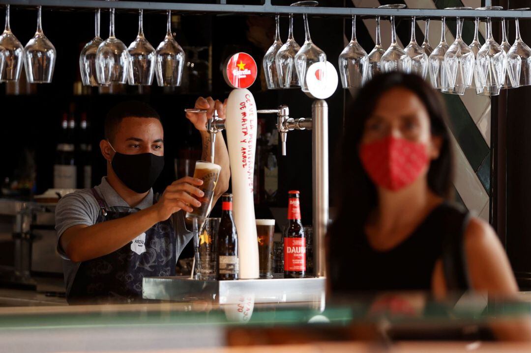 Un camarero trabaja en un bar 