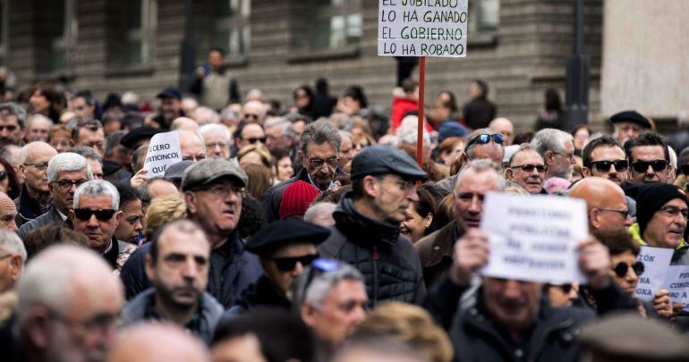  Varios miles de manifestantes, más de 15.000 según la Policía Local, han recorrido este mediodía las calles de Vitoria para pedir unas pensiones dignas y su revalorización vinculada al IPC. 