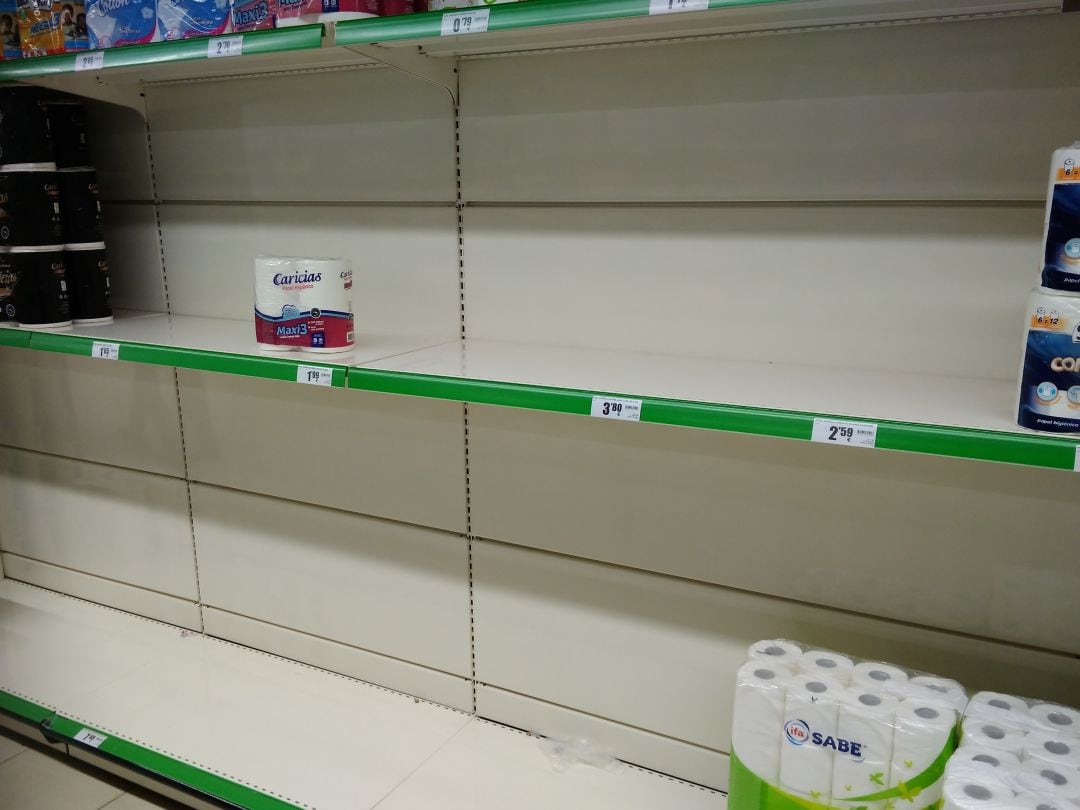 Estanterias vacias en un supermercado de Zamora