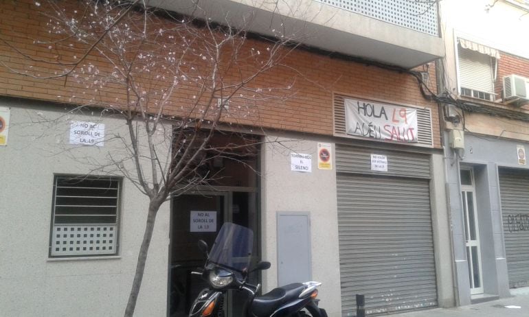 Un dels edificis afectats pel soroll de la L9Sud al carrer Llavines de L'Hospitalet