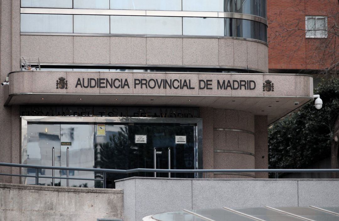 Puerta principal de la Audiencia Provincial de Madrid.