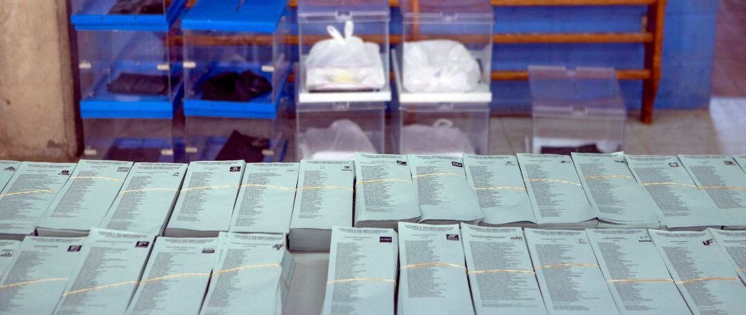 Papeletas y urnas preparadas para su traslado a colegios electorales