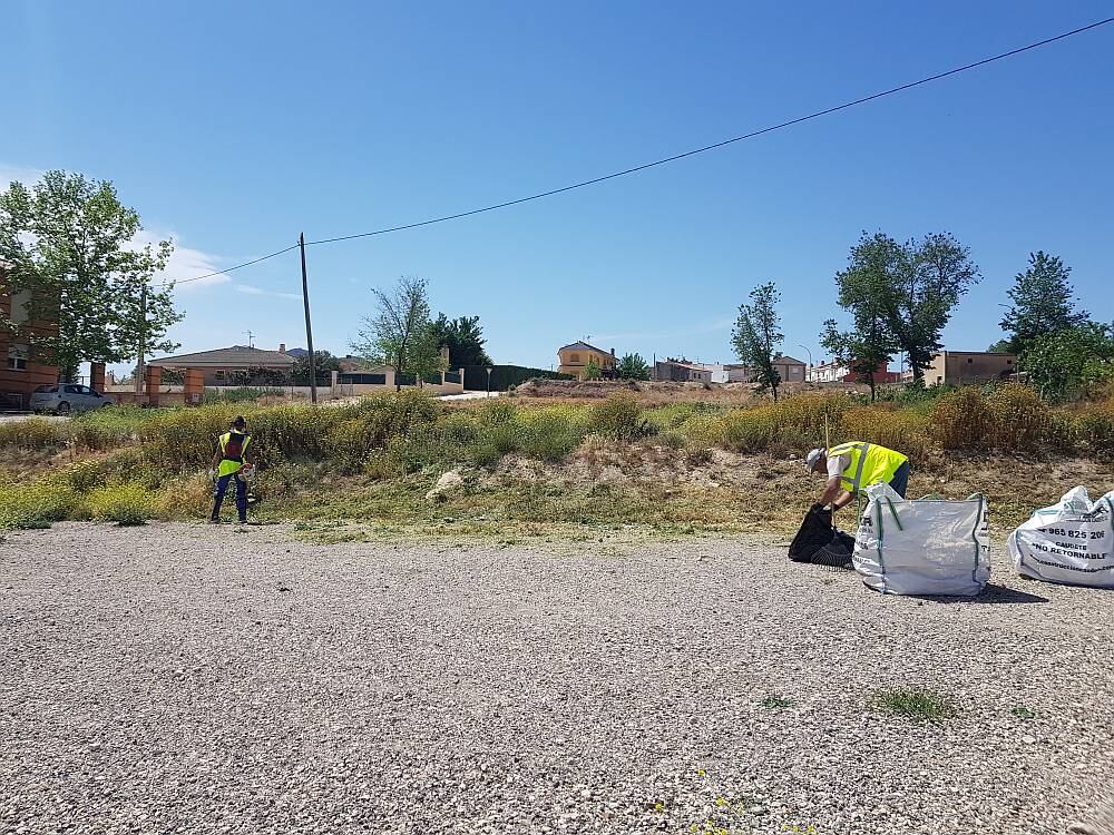 Trabajos de desbroce en Caudete