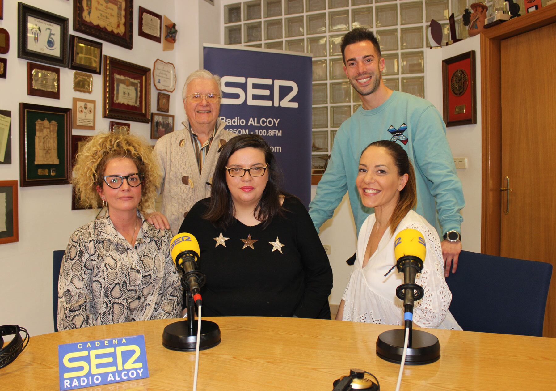 Paco Aznar junto a Omar Moreno, Faina Llopis, Aranzazu Torregrosa y Diana Martínez, en el estudio central de Radio Alcoy