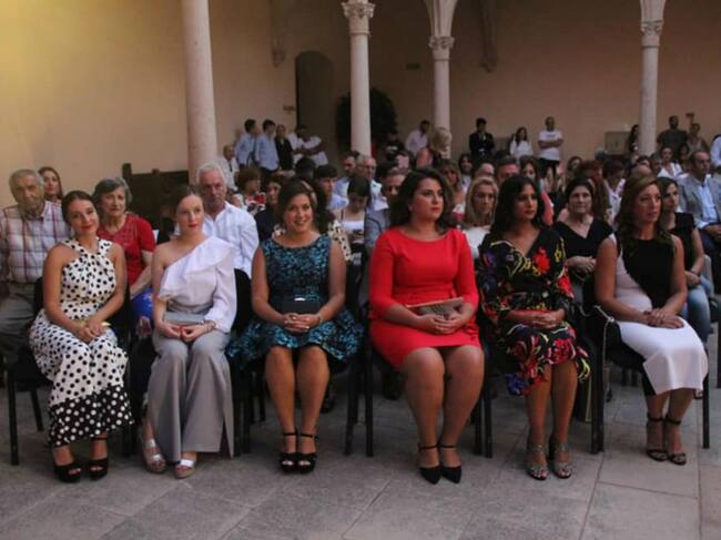 Las protagonistas de la noche fueron las damas goyescas de este año junto a su presidenta, María Dúctor
