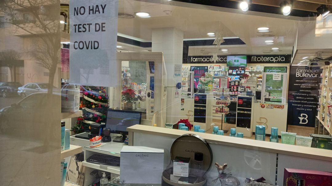 Farmacia en Jaén capital con el cartel de &quot;No hay test de covid&quot;.