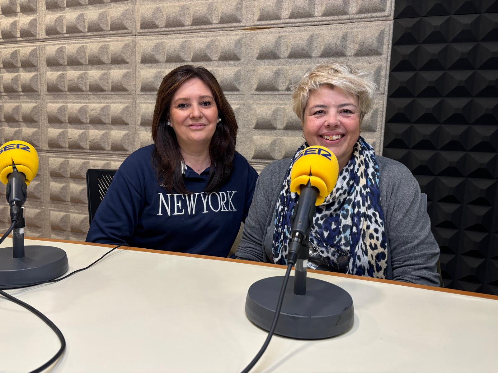 María de Mar Nieto y María Elena Barrera de Área de Juventud de Morón