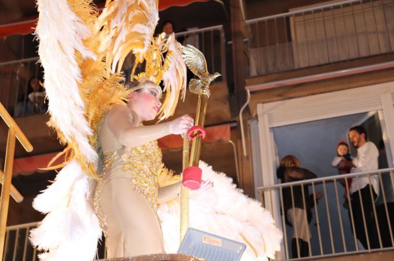 Después del desfile de las peñas, la Quema de Don Carnal, los fuegos artificiales en la playa del Puerto de Poniente y la entrega de premios.