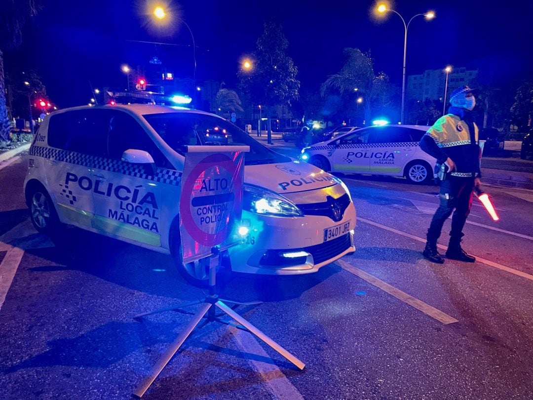 Patrullas de la Policía Local de Málaga durante uno de los controles esta madrugada del martes