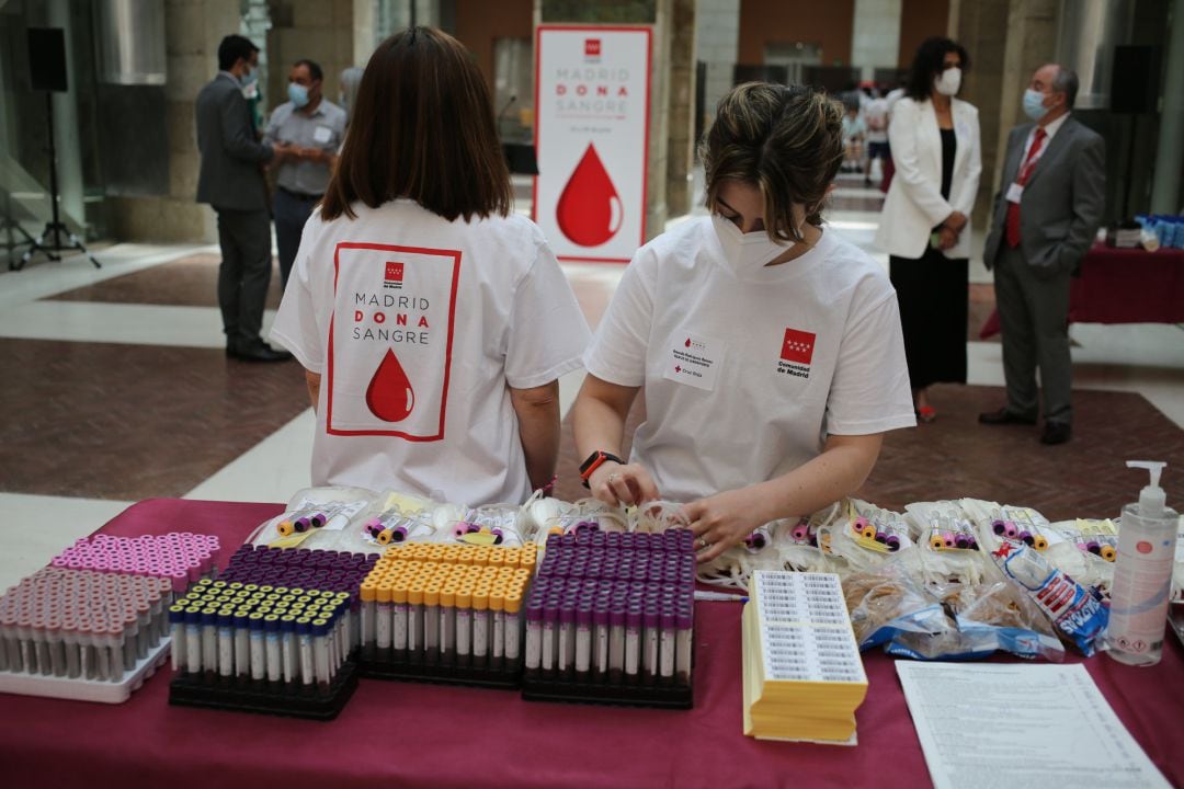 Dos voluntarias organizan los recipientes para la donación en el dispositivo puesto en marcha en la sede del Gobierno regional, la Real Casa de Correos, en Madrid, (España). Archivo.