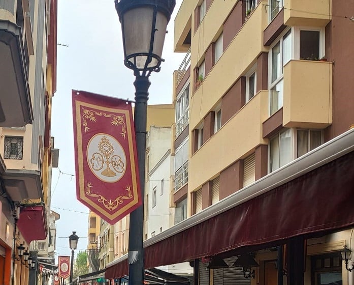 Gallardetes en las calles de La Línea