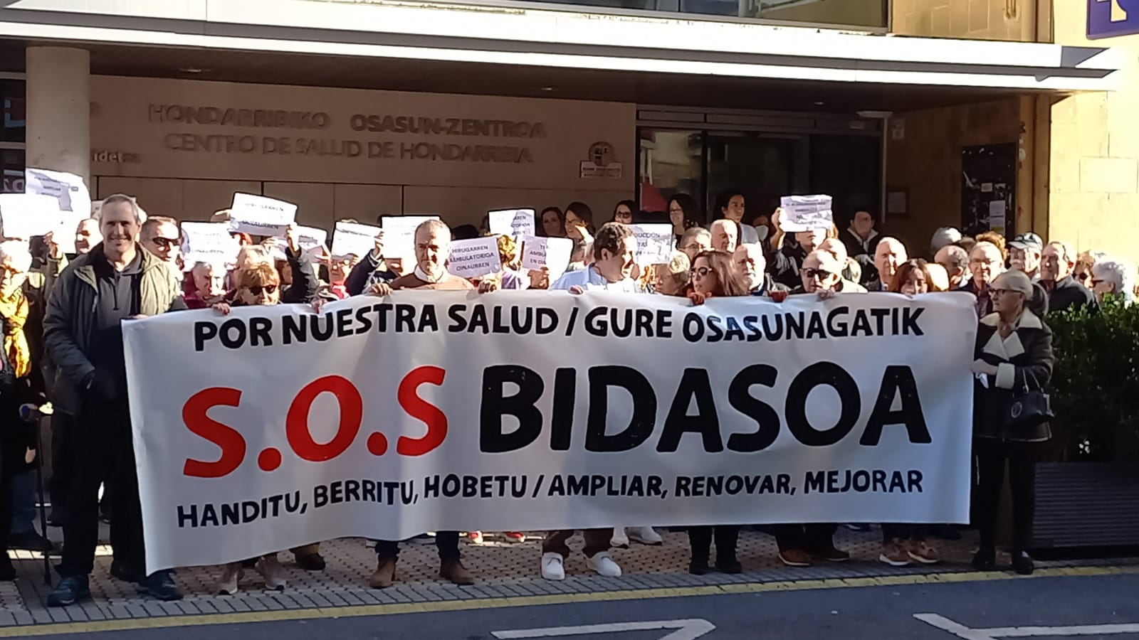 La concentración de ayer frente al ambulatorio hondarribitarra | Fuente: Plataforma Osasun Bidasoa