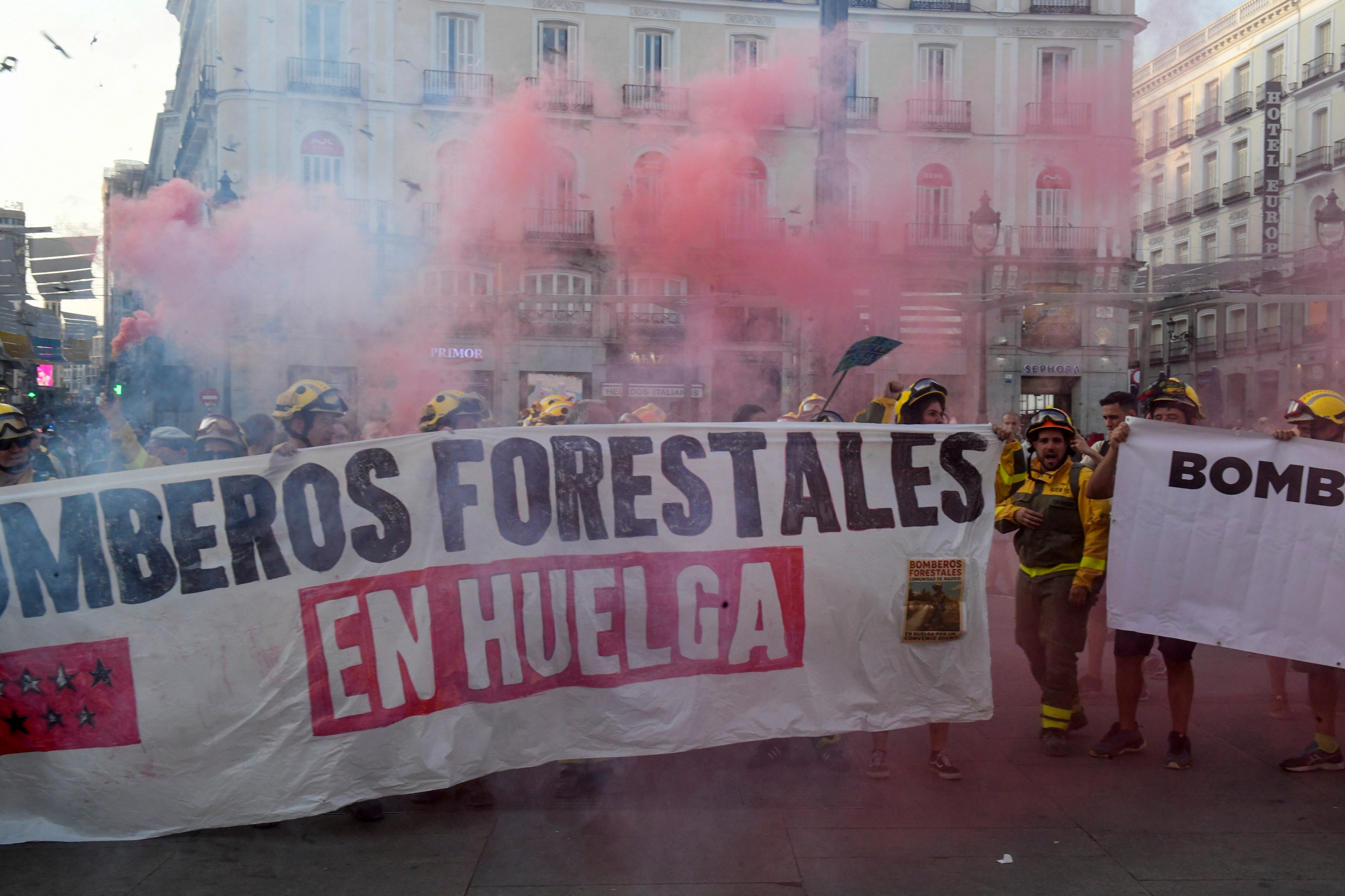 Los Bomberos Forestales de la Comunidad de Madrid se concentran ante la sede del Gobierno regional.