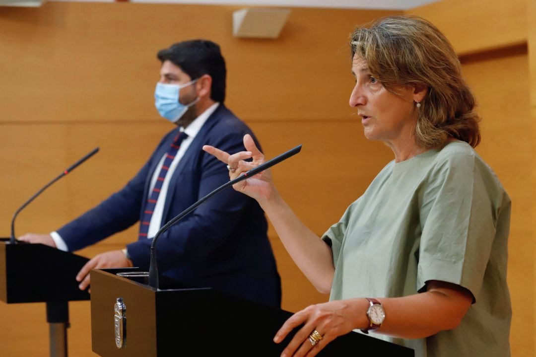 La ministra para la Transición Ecológica y el Reto Demográfico, Teresa Ribera, y el presidente de la Región de Murcia, Fernándo López Miras durante la rueda de prensa conjunta tras la reunión mantenida por ambos con motivo de la visita de la ministra al M