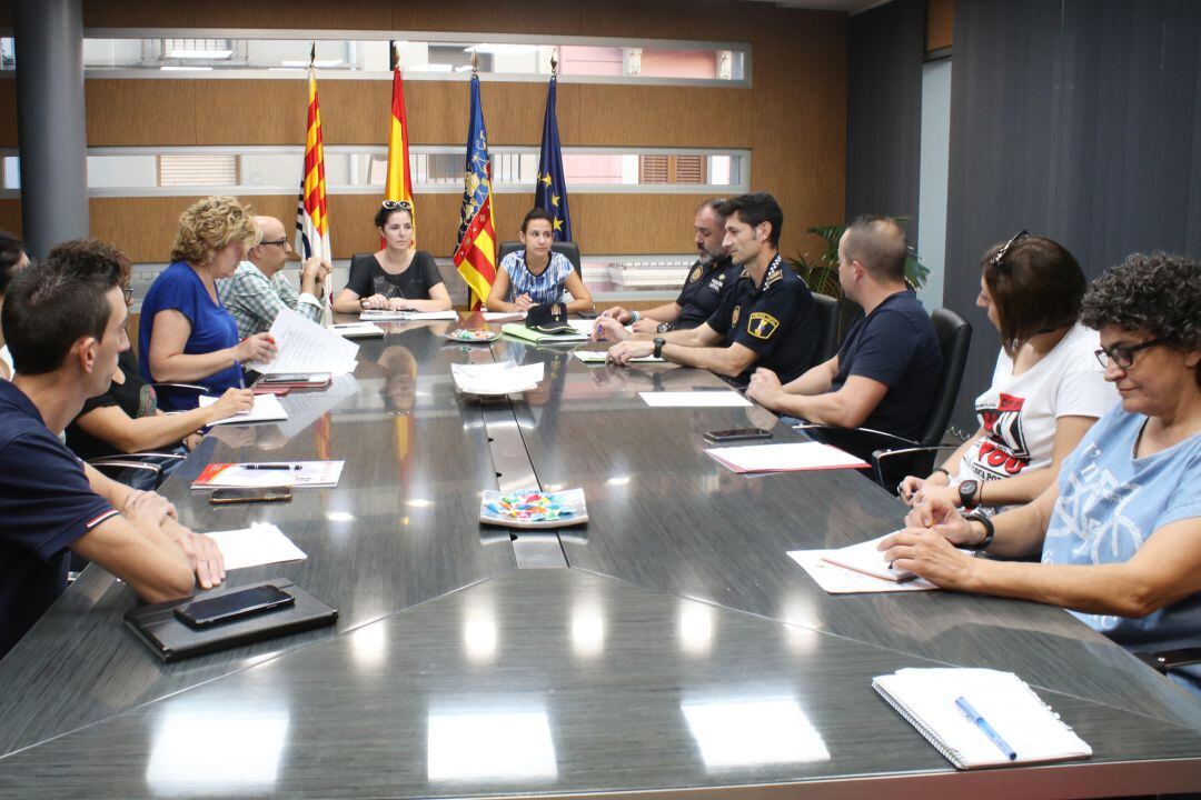 Elena Albalat, concejal de Recursos Humanos, Igualdad y Seguridad Ciudadana junto a Policía Local, Servicios Sanitarios y Protección Civil.