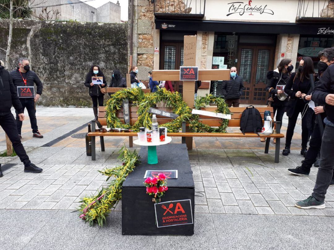 Recreación de un funeral por parte de los hosteleros de A Guarda durante una protesta.